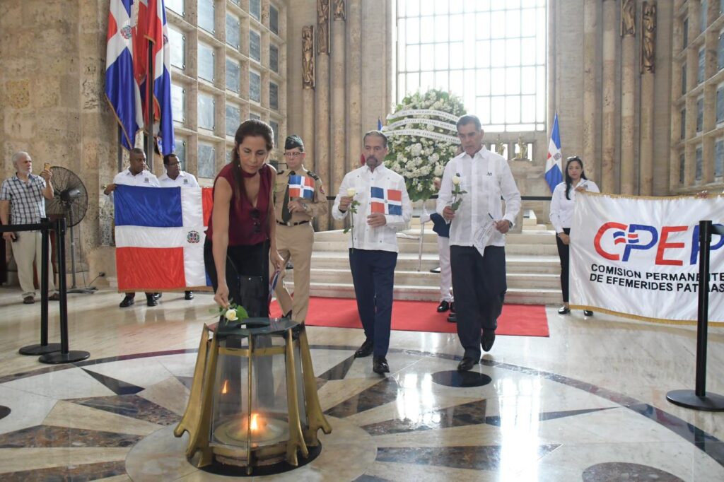 Ingrid Fernández, Coronel Juan Lora, Juan Pablo Uribe y Ludovino Fernández, en el ritual de la llama votiva.