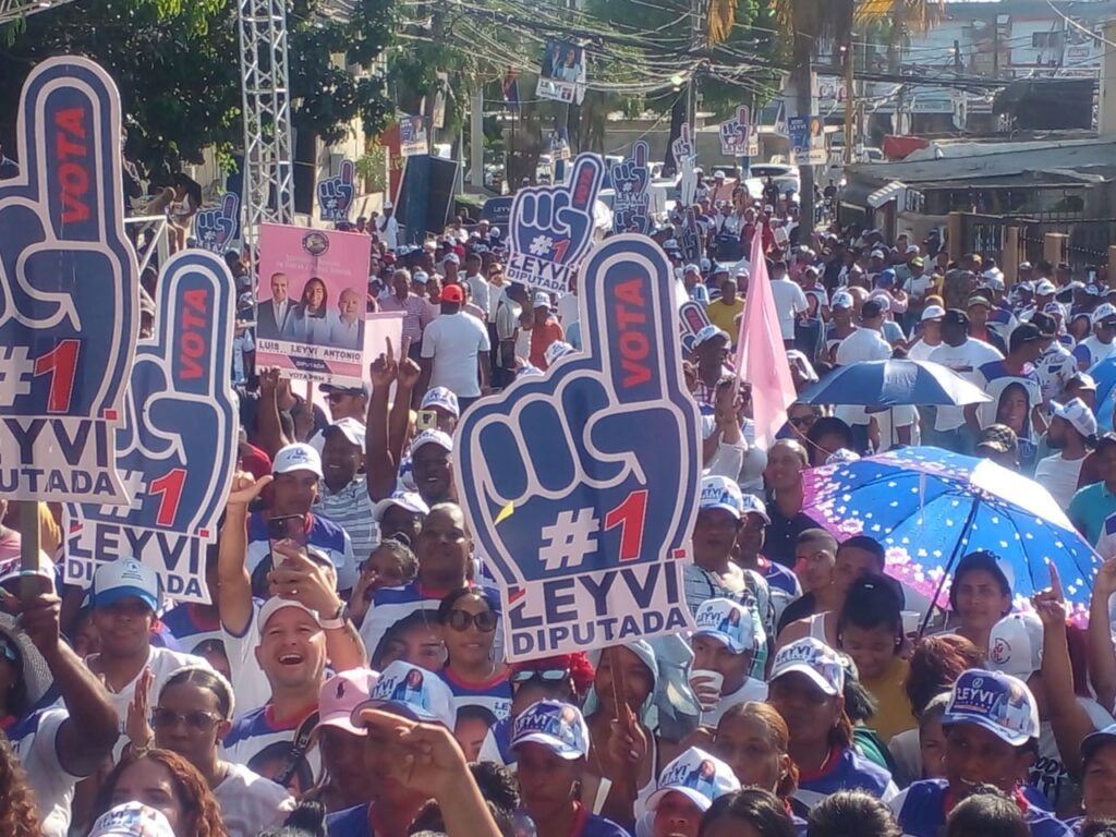 multitud congrgada en actividad de Leyvi