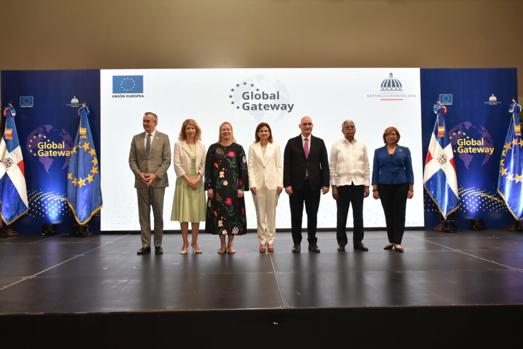 La vicepresidenta de la República, Raquel Peña, encabeza la presentación de Global Gateway en el país; le acompañan (de izquierda a derecha) Féliz Fernando Shaw, director de América Latina de DG INTPA; la embajadora de la UE en la República Dominicana, Katja Afheldt; la comisaria europea de Asociaciones Internacionales, Jutta Urpilainen; el ministro de Economía, Pável Isa Contreras; el viceministro Rubén Silié, y la viceministra Olaya Dotel.