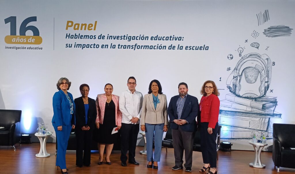 Carmen Caraballo, al centro, acompañada, desde la izquierda, por los panelistas: Andrea Paz, Dinorah García Romero, Tania Jiménez, José Ramón Suriel Fernández, Rafael Núñez y Analía Rosoli.