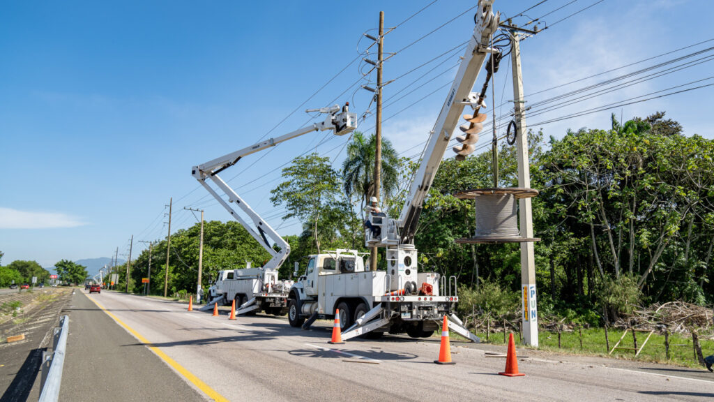 Brigadas ETED durante trabajos de construcción 3.5 KM línea de transmisión en Bonao.