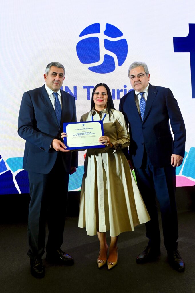 Zurab Pololiskashvili, secretario general de ONU turismo; Deyanira Pappaterra,
directora general de Negocios de Banreservas; y Ion Vilcu, director de miembros
Afiliados durante la ceremonia de ingreso de la institución financiera al organismo
internacional.