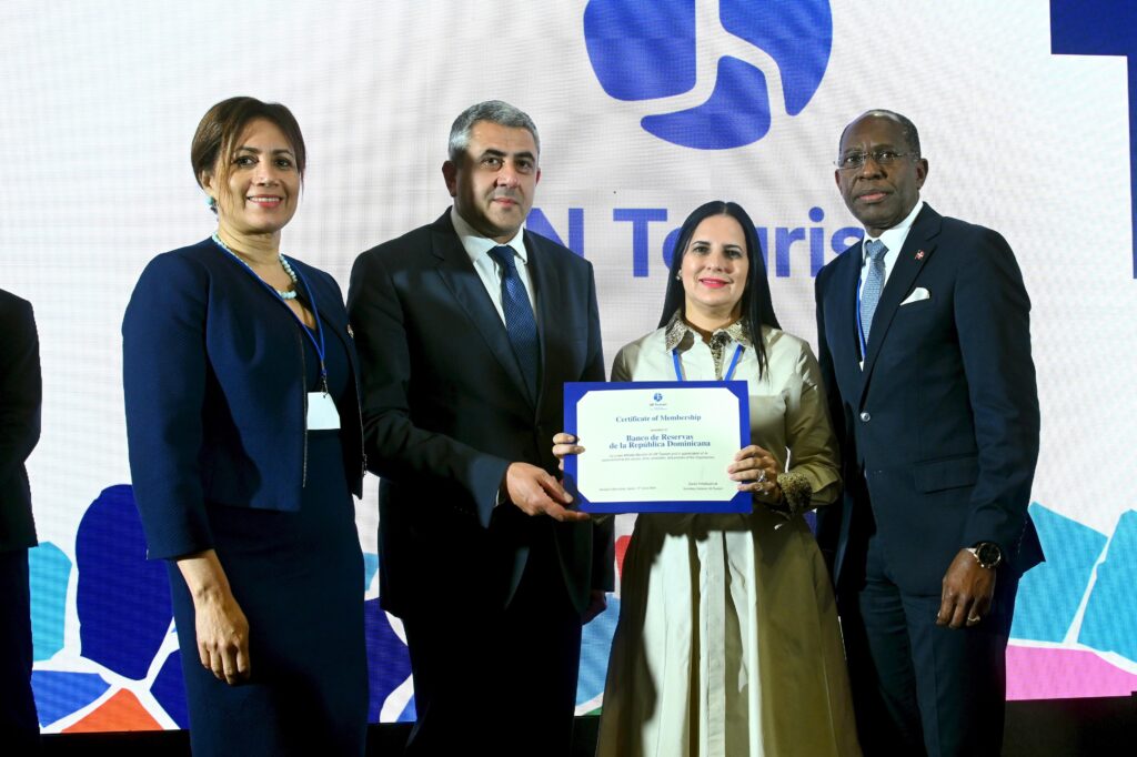 Anabel Bueno, embajadora de República Dominicana ante ONU-Turismo; Zurab
Pololiskashvili, secretario general de ONU Turismo; y Carlos Peguero, viceministro de
Cooperación Internacional del Ministerio de Turismo