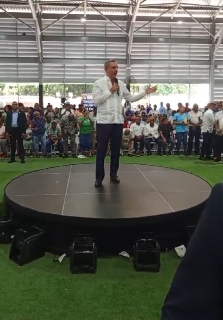 presidente Luis Abinader, dejo iniciados los trabajos de levantamiento parcelario para el proceso de titulación dando paso al desarrollo de una gran actividad en el Multiuso Domingo Savio del sector Las Ciénagas, para así asumir el compromiso de titular más de 8,000 viviendas y solares en dicho sector Domingo Savio, del Distrito Nacional.