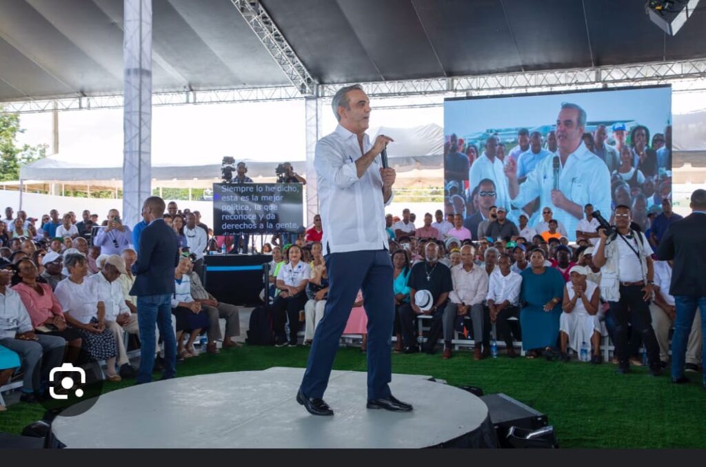 presidente Luis Abinader, dejo iniciados los trabajos de levantamiento parcelario para el proceso de titulación dando paso al desarrollo de una gran actividad en el Multiuso Domingo Savio del sector Las Ciénagas, para así asumir el compromiso de titular más de 8,000 viviendas y solares en dicho sector Domingo Savio, del Distrito Nacional.