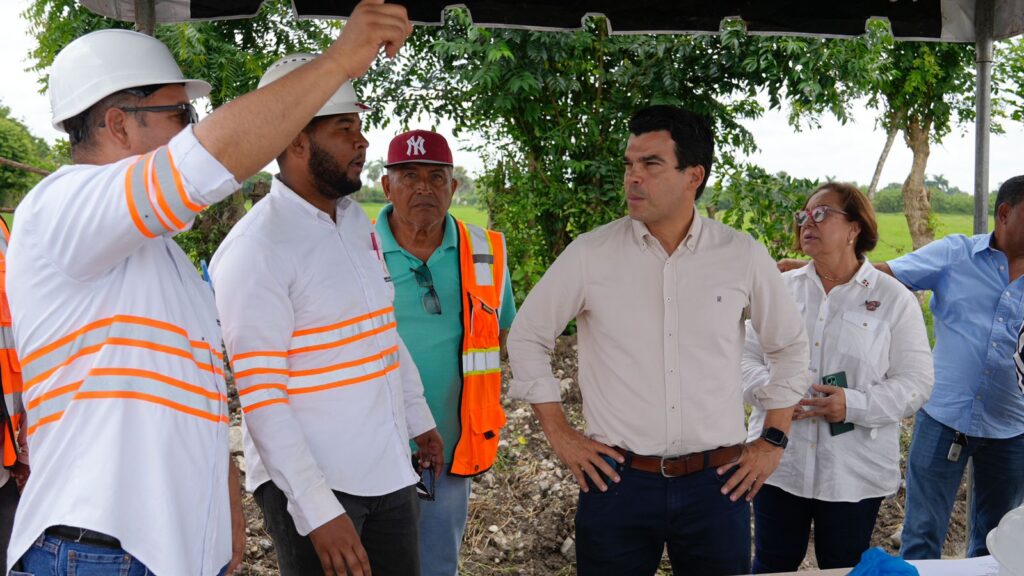 El director ejecutivo del Instituto Nacional de Aguas Potables y Alcantarillados (INAPA), Wellington Arnaud, se reunió con los contratistas a cargo de los trabajos de construcción del alcantarillado sanitario de Licey al Medio (Las Palomas Arriba), provincia Santiago, cuya obra era reclamada desde hace años por los comunitarios.