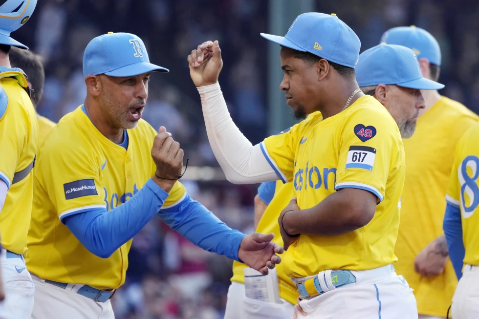 Enmanuel Valdez, de los Medias Rojas de Boston, celebra con el mánager Alex Cora, a la izquierda, después de derrotar a los Tigres de Detroit en un juego de béisbol, el sábado 1 de junio de 2024, en Boston. (AP Foto/Michael Dwyer)