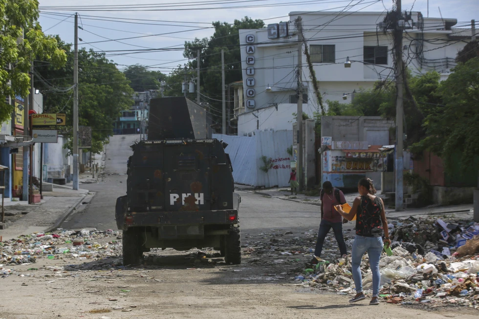 Un vehículo blindado de la policía patrulla Puerto Príncipe, Haití, el lunes 24 de junio de 2024. (AP Foto/Odelyn Joseph)

