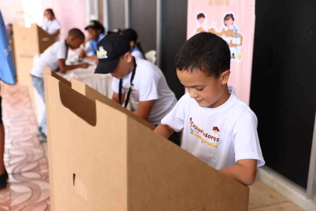 La Junta Central Electoral (JCE) realizó este jueves por segunda ocasión las elecciones infantiles durante la celebración del campamento