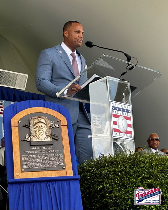 El comisionado nacional de béisbol, el expelotero Junior Noboa, felicitó a Adrián Beltré, quien este domingo fue exaltado de manera oficial 