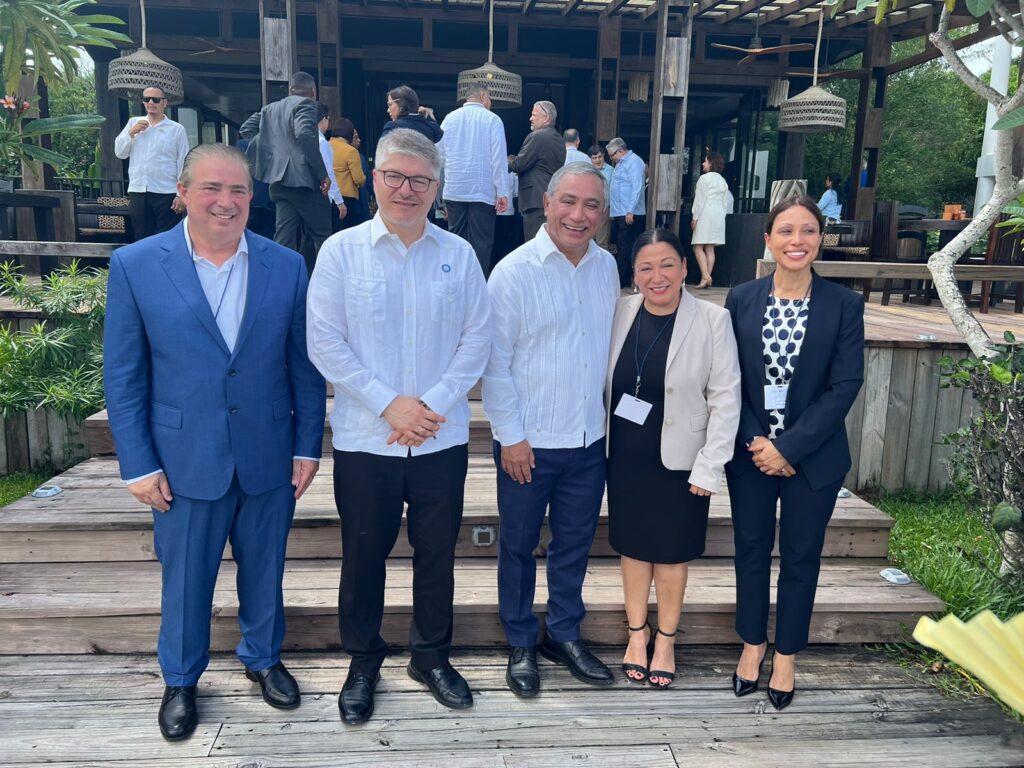 Héctor Porcella, director general del IDAC; Juan Carlos Salazar, secretario
general de la OACI; Johnny Briceño, primer ministro de Belice; Olimpia Lynch,
encargada regional de la zona NACC de la TSA y Lisbeth Vigay, Analista de Programas
TSA.