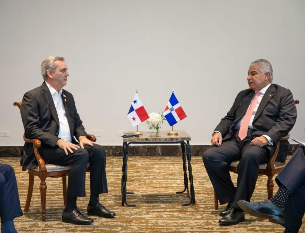 Presidente Dominicano Luis Abinader y presidente panameño, José Raúl Mulino Quintero