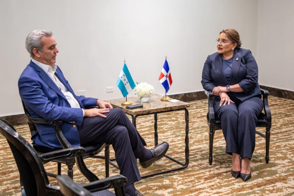 Presidente de la Republica  Dominicana Luis Abinader  y la presidenta de la República de Honduras, Xiomara Castro