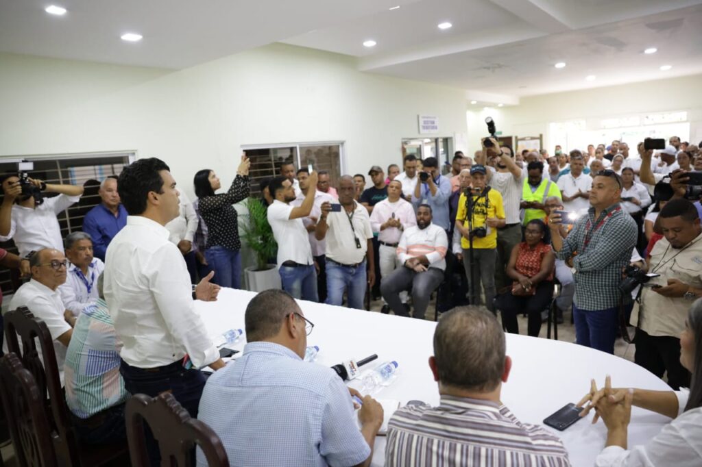 El director ejecutivo del Instituto Nacional de Aguas Potables y Alcantarillados (INAPA), Wellington Arnaud, se reunió este viernes 