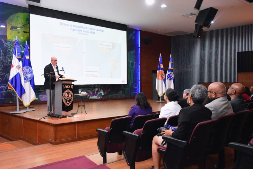 El ministro Pável Isa Contreras expone sobre los vínculos y avances que se han producido en la planificación de la República Dominicana referente a la economía, el uso de la energía y las metas ambientales.