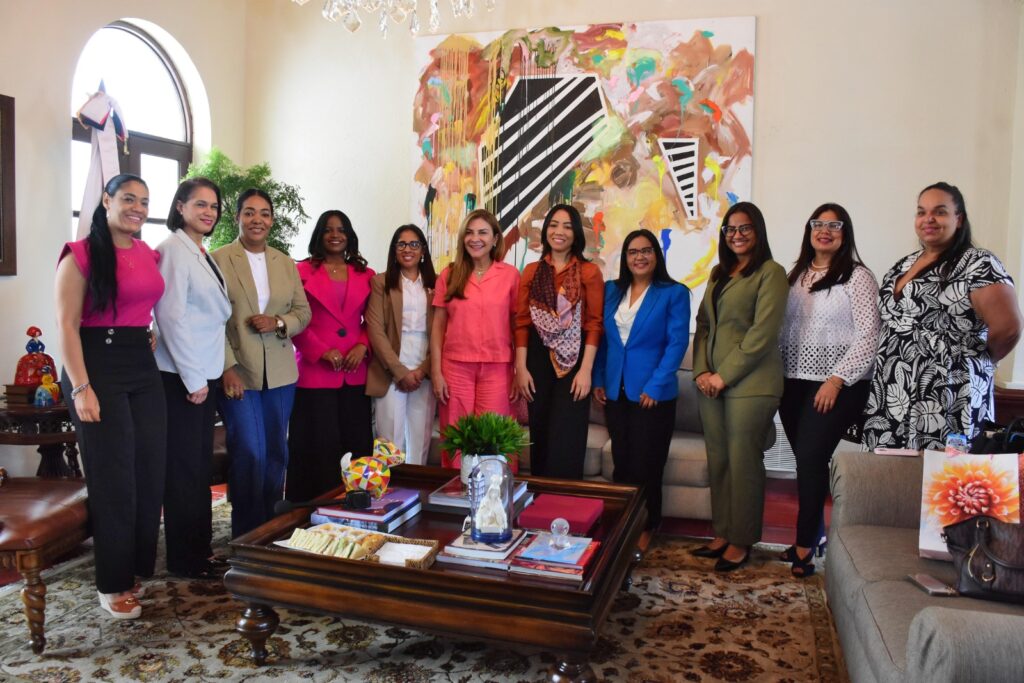 La alcaldesa Carolina Mejía recibe al Comité Organizador del Segundo Foro de Mujeres Periodistas Dominicanas.