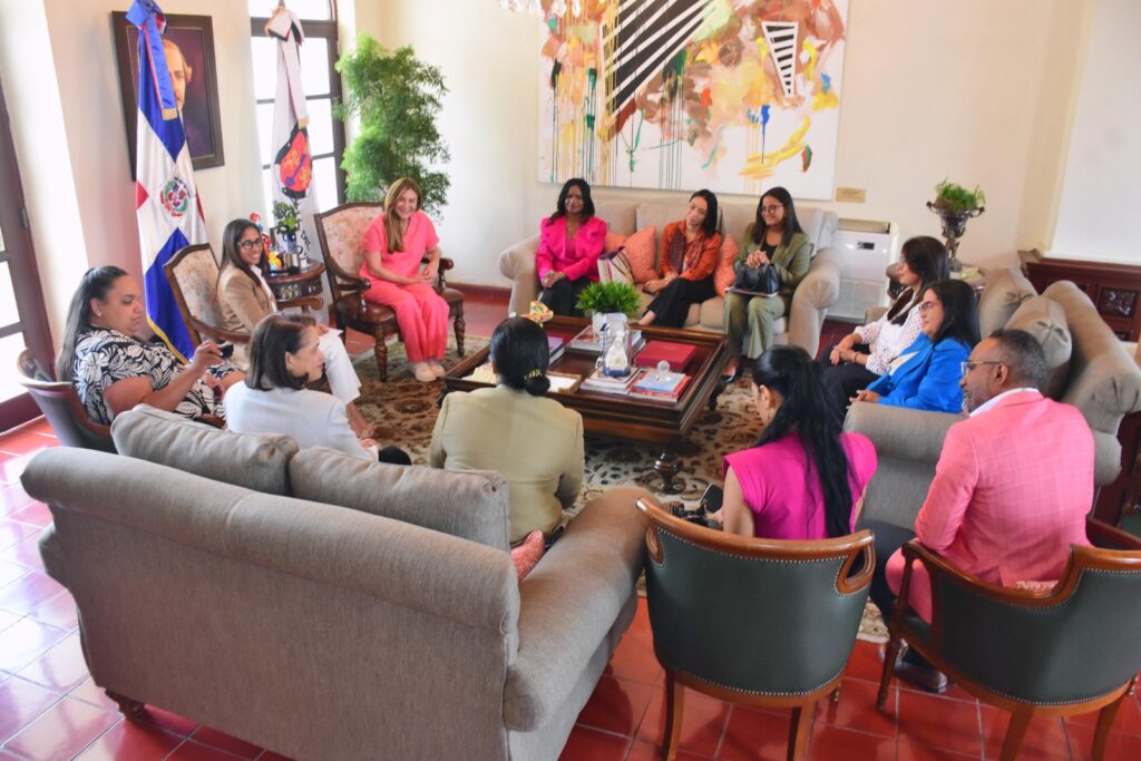 La alcaldesa Carolina Mejía recibe al Comité Organizador del Segundo Foro de Mujeres Periodistas Dominicanas.