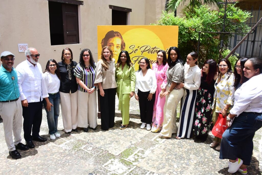 El mural de Petronila Angélica Gómez Brea, realizado por el muralista Francisco Martínez, fue creado en vivo para culminar el acto que encabezó la alcaldesa de la Ciudad Primada de América, Carolina Mejía, junto al director del periódico El Nuevo Diario, Persio Maldonado; y el Comité Organizador del Segundo Foro de Mujeres Periodistas Dominicanas.