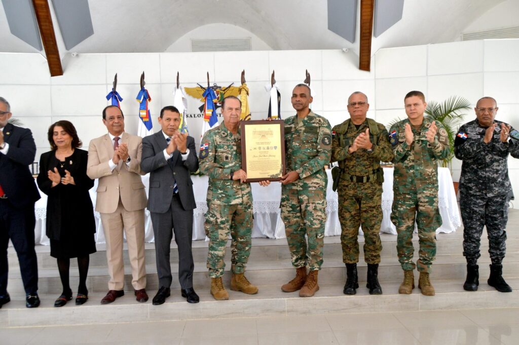 El Ministerio de Defensa (MIDE) realizó una solemne ceremonia en el Salón Restauración para reconocer a los miembros de la Policía Militar 