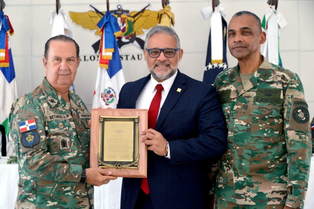 El Ministerio de Defensa (MIDE) realizó una solemne ceremonia en el Salón Restauración para reconocer a los miembros de la Policía Militar 