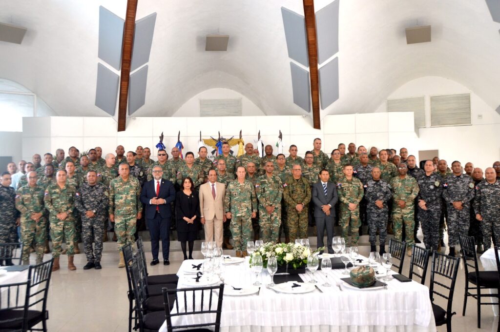 El Ministerio de Defensa (MIDE) realizó una solemne ceremonia en el Salón Restauración para reconocer a los miembros de la Policía Militar 