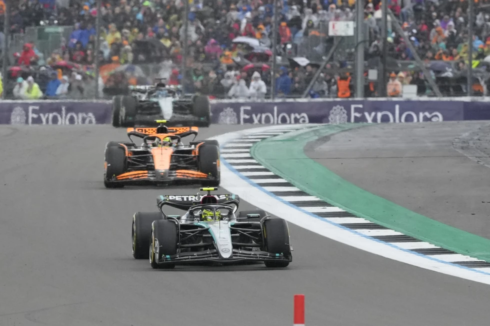 Lewis Hamilton mantuvo a raya a Max Verstappen en su último intento de ganar en un emocionante Gran Premio Británico el domingo 