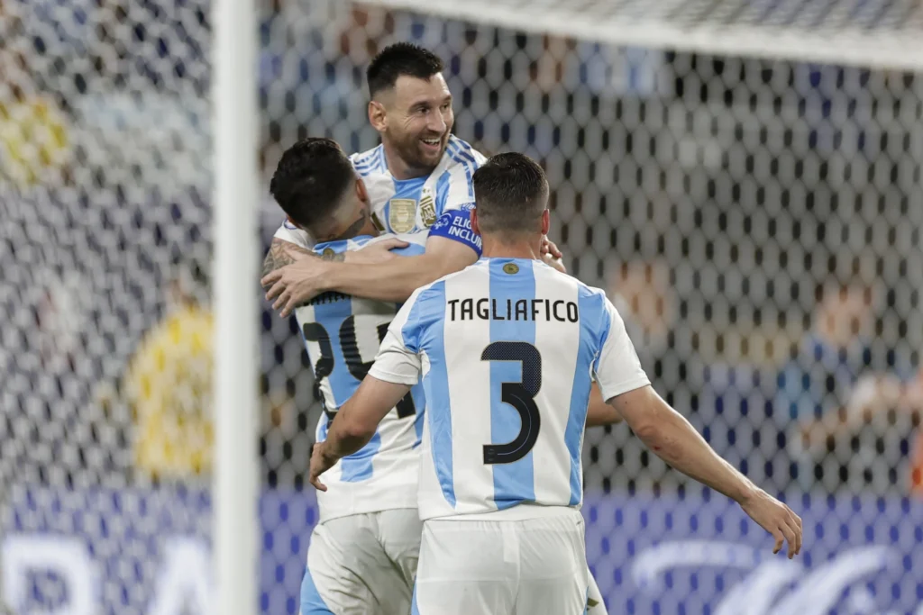 El glorioso ciclo de Lionel Messi con Argentina añade otra final.De la mano de su infinito genio, la Albiceleste sometió el martes 2-0 