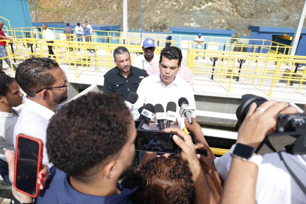 Wellington Arnaud conversa con la prensa