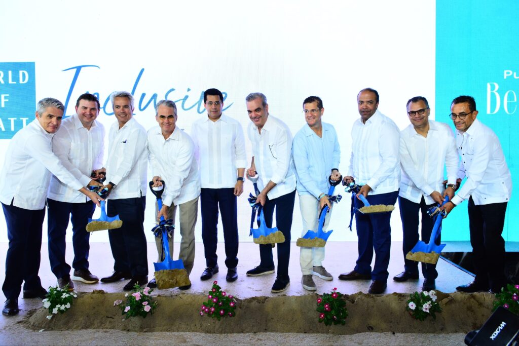 El presidente Luis Abinader da el primer palazo para dejar iniciada la
construcción del Hotel Hyatt Zilara, en Punta Bergantín, Puerto Plata. Lo
acompañan el presidente ejecutivo de Banreservas, Samuel Pereyra; el
ministro de Turismo, David Collado, y ejecutivos del Grupo Martinon,
propietario de la cadena hotelera.