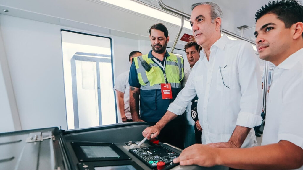  En un hecho que marca un precedente para la República Dominicana y que la posiciona a otro nivel en la región de Centroamérica y el  Caribe en materia de transporte, movilidad, innovación y sostenibilidad, el presidente Luis Abinader condujo este domingo el primer viaje con pasajeros del Monorriel de Santiago.