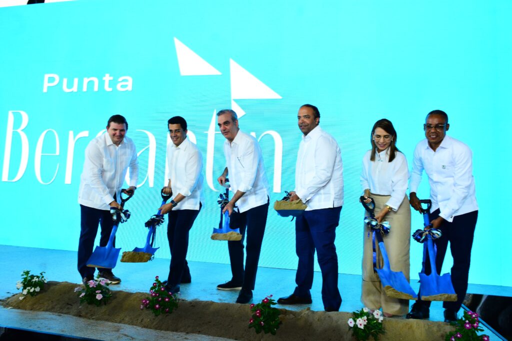 El presidente Luis Abinader da el primer palazo para dejar iniciada la
construcción del Hotel Hyatt Zilara, en Punta Bergantín, Puerto Plata. Lo
acompañan el presidente ejecutivo de Banreservas, Samuel Pereyra; el
ministro de Turismo, David Collado, y ejecutivos del Grupo Martinon,
propietario de la cadena hotelera.