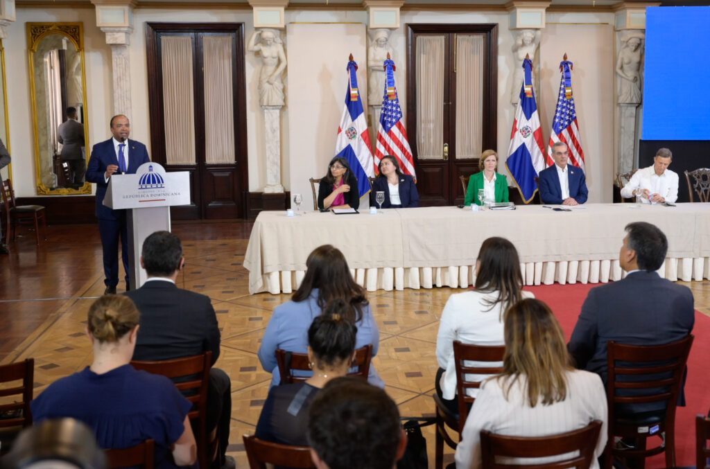 Samuel Pereyra, presidente ejecutivo de Banreservas, reiteró el compromiso con
el progreso del país tras el acuerdo con la Corporación Financiera Internacional
para el Desarrollo de Estados Unidos.