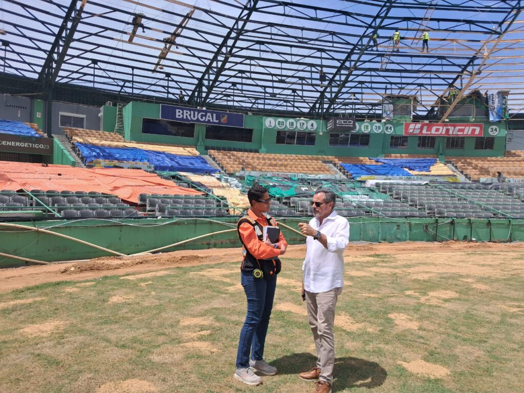 El Comisionado Nacional de Béisbol, Junior Noboa, junto a la arquitecta Penélope Valdez, directora de Proyectos de la Presidencia,