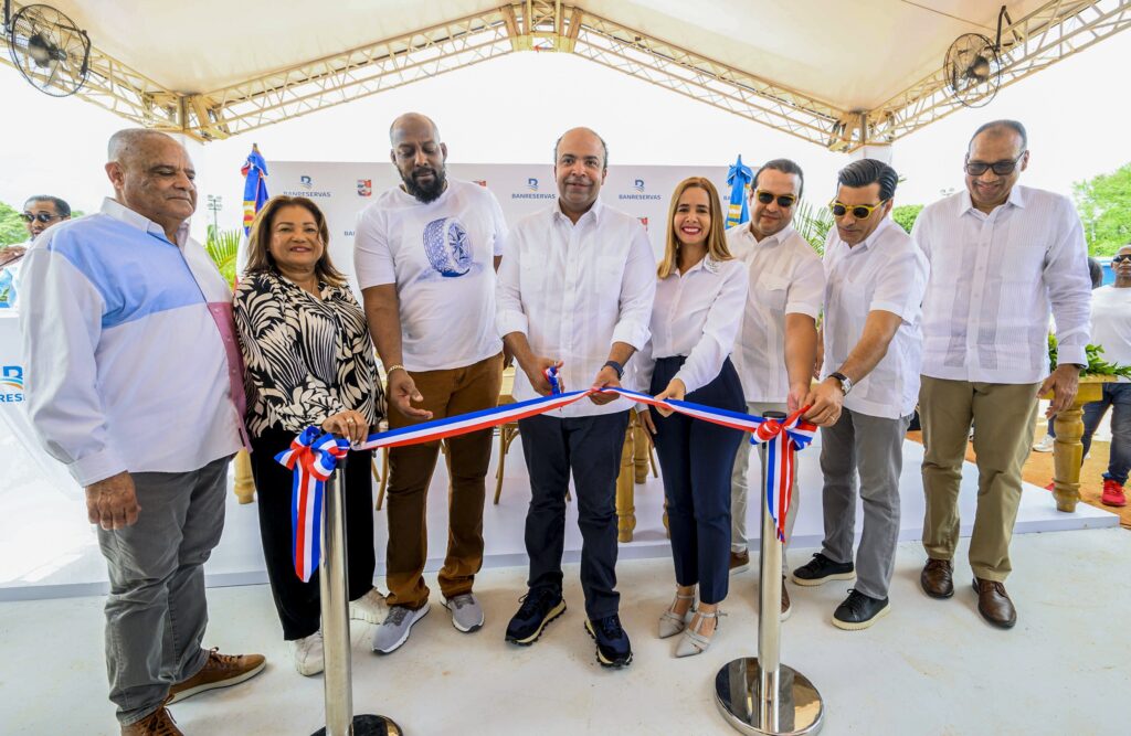 El presidente ejecutivo del Banco de Reservas, Samuel Pereyra, junto al
pelotero de grandes ligas Vladimir Guerrero y la alcaldesa del distrito
municipal de San Luis, Wendy Cepeda, cortan la cinta inaugural del
remozamiento del play de sóftbol Luis Pérez, en el distrito municipal San
Luis, acompañados, desde la izquierda, por el director de embellecimiento
de carreteras y avenidas -DGECAC-, Rodolfo Valera; la exgobernadora
provincial de Santo Domingo, Julia Drullard; el diputado Juan José Rojas; el
subadministrador administrativo de la institución financiera, José Manuel
Almonte y el vicepresidente de ingeniería, René González.