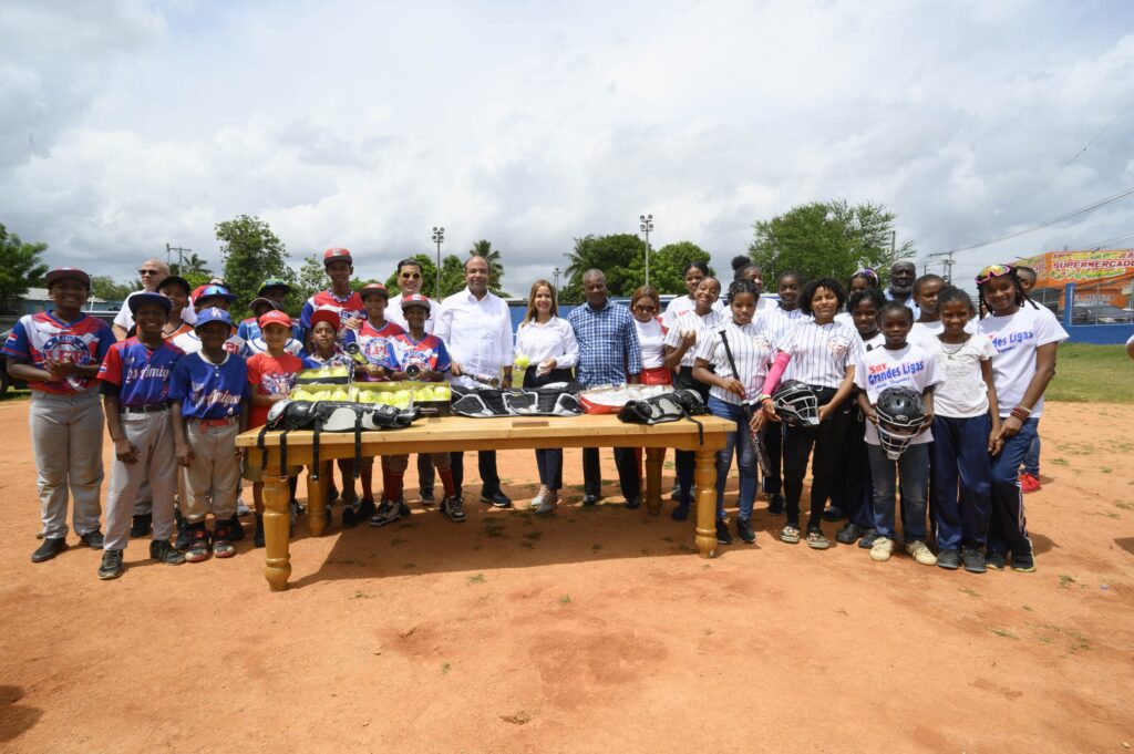 Samuel Pereyra, presidente ejecutivo del Banco de Reservas, durante la
entrega de equipos deportivos junto a Wendy Cepeda, alcaldesa del
distrito municipal San Luis, y el diputado Juan José Rojas, acompañados de
jóvenes deportistas locales.