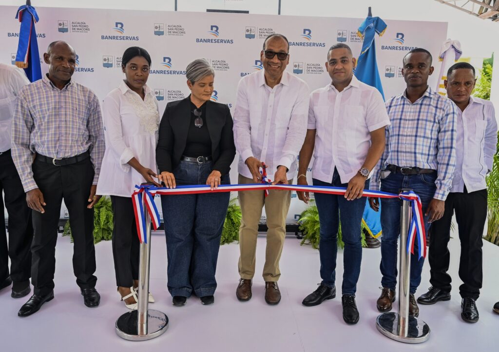 El vicepresidente de ingeniería de Banreservas, René González; Yovanis
Baltazar, gobernadora provincial de San Pedro de Macorís; y Raymundo
Ortiz, alcalde municipal, cortan la cinta inaugural del parque infantil en
esa provincia, acompañados por dirigentes comunitarios.