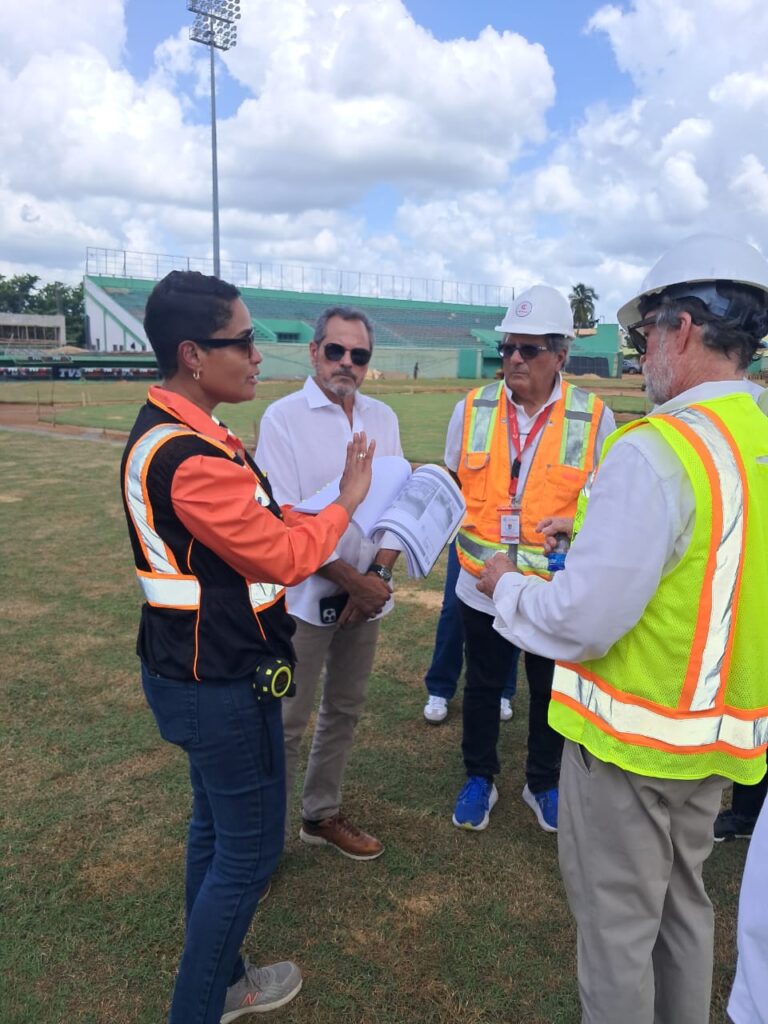 El Comisionado Nacional de Béisbol, Junior Noboa, junto a la arquitecta Penélope Valdez, directora de Proyectos de la Presidencia,