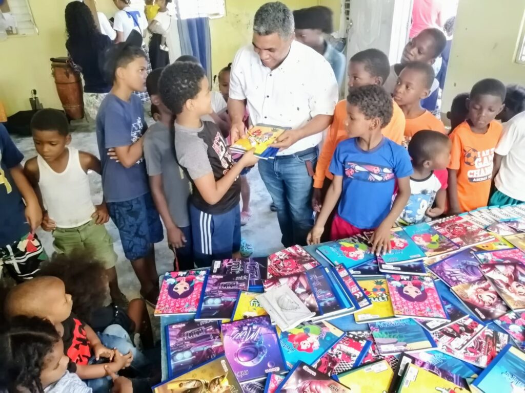 La tarde de este sábado el presidente del movimiento "Está Llegando la Hora" Vinicio Aquino, realizó la entrega de útiles escolares, 