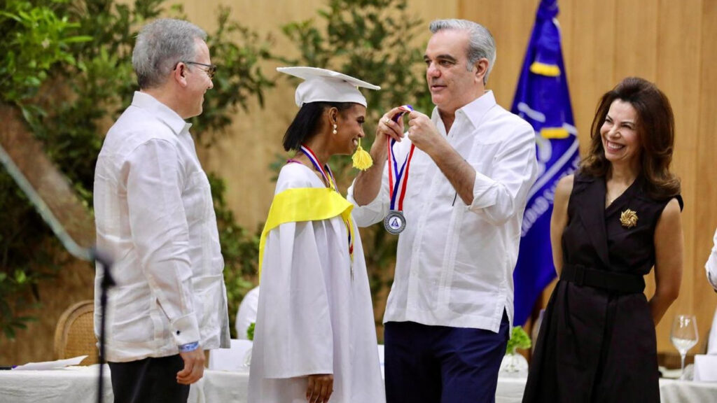  El presidente de la República Dominicana, Luis Abinader, presidió hoy la ceremonia de graduación de la séptima promoción del Liceo