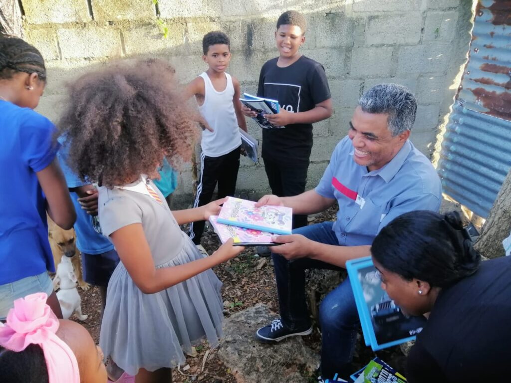 El presidente del movimiento "Está Llegando la Hora" Vinicio Aquino, continuó el pasado fin de semana la entrega de útiles escolares, 