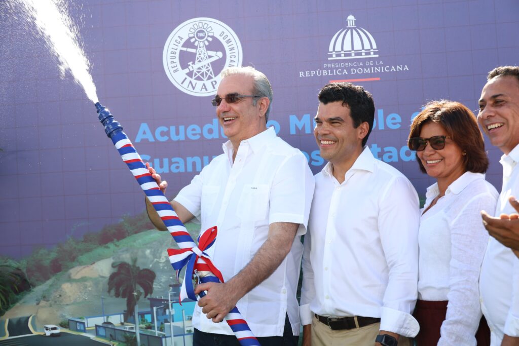 El presidente Luis Abinader y Wellington Arnaud, director ejecutivo del Instituto Nacional de Aguas Potables y Alcantarillados (INAPA)