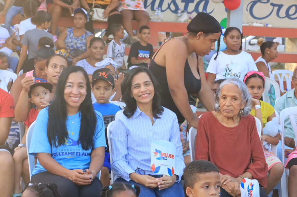 La entrega que contó con el auspicio del Movimiento Mujer Red, el cual también preside Santana, tuvo como patrocinadores