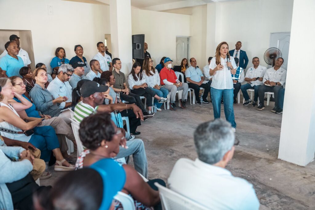 Al encabezar el programa La Alcaldía Llega a Ti en el sector Arroyo Manzano, la alcaldesa Carolina Mejía afirmó que la dignidad comienza