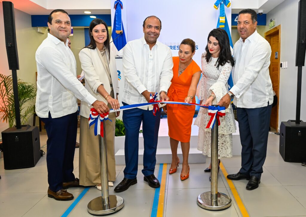 El presidente ejecutivo del Banco de Reservas, Samuel Pereyra, corta la
cinta inaugural de la nueva oficina Plaza Paseo del Mar, en Bávaro,
acompañado, desde la izquierda, por el vicepresidente ejecutivo senior
administrativo, José Manuel Almonte; la vicepresidenta ejecutiva senior de
Capital Humano, Tecnología y Operaciones, Fraysis Moronta; la
empresaria, Haydee Kuret de Rainieri; la gerente de la oficina Paseo del
Mar, Marjorie Nanita Molina; y el vicepresidente ejecutivo senior de
negocios, Ysidro García.