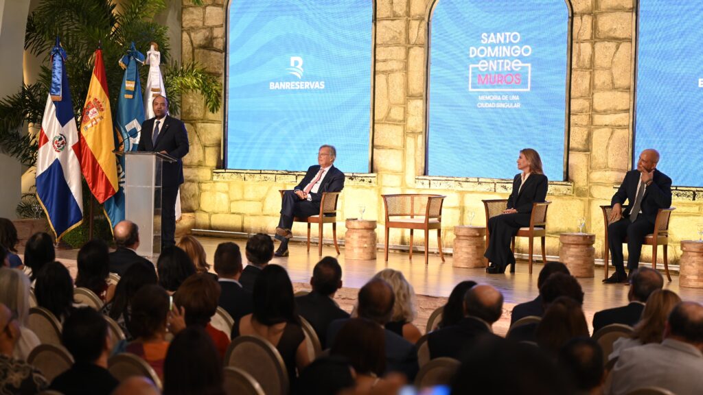 El presidente ejecutivo de Banreservas, Samuel Pereyra; habla en la
presentación del libro “Santo Domingo entre muros, Memoria de una
ciudad singular”. Sentados, el embajador de España, Antonio Pérez-
Hernández y Torra; la alcaldesa del Distrito Nacional, Carolina Mejía, y
José Enrique Delmonte, de la Fundación Erwin Walter Palm.