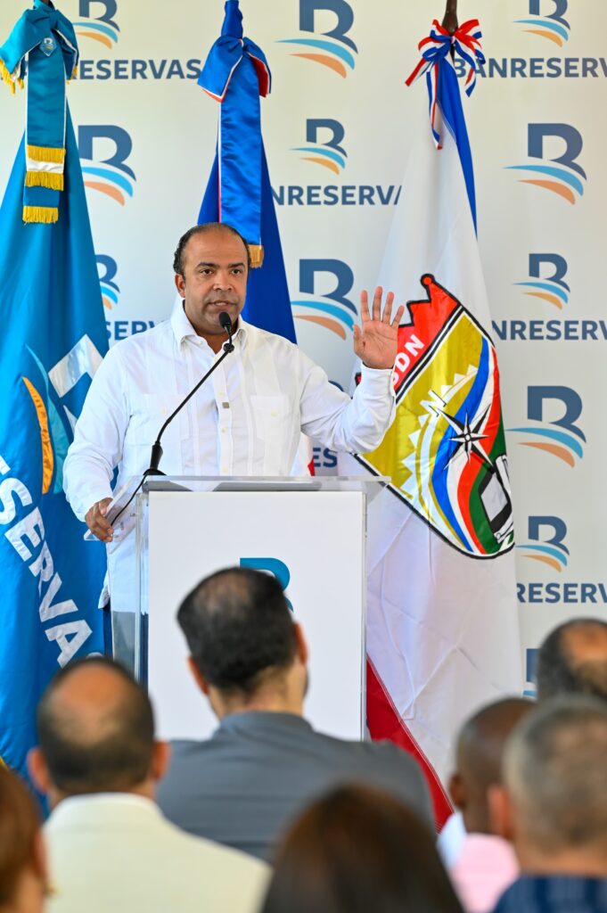 Samuel Pereyra, presidente ejecutivo de Banreservas, durante el inicio de los
trabajos de remozamiento simultáneo de los parques Galindo y Los Congos, en
Villa Mella.