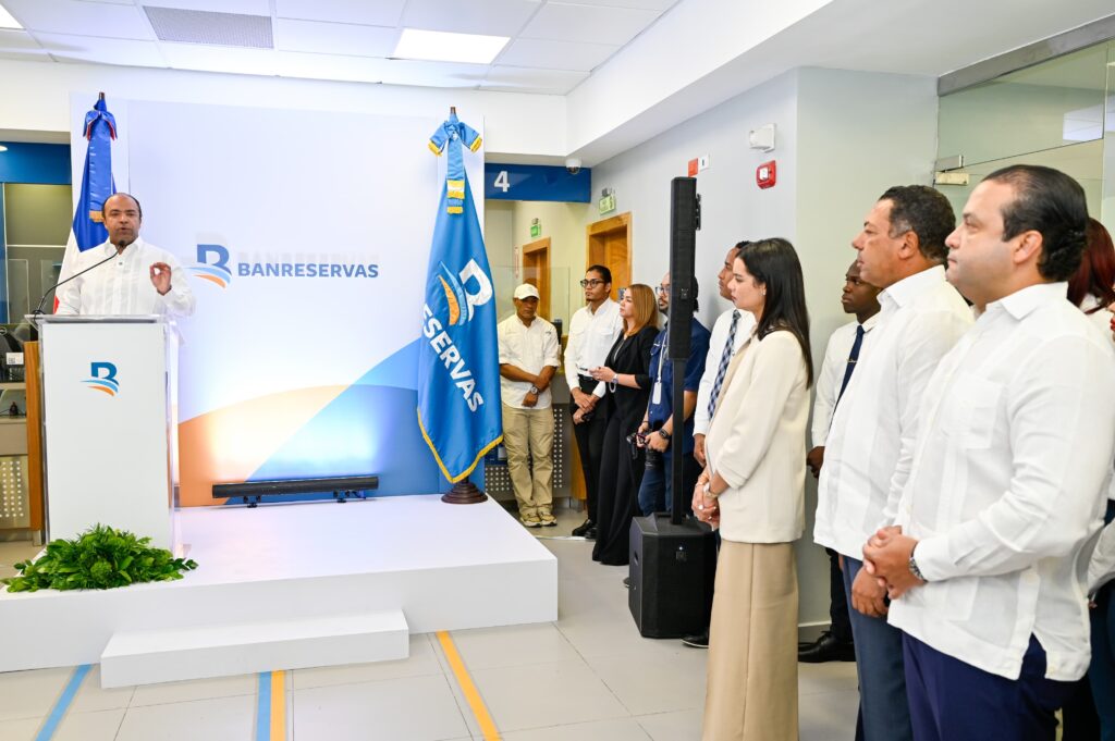 Samuel Pereyra, presidente ejecutivo del Banco de Reservas, durante el
acto inaugural de la nueva oficina Plaza Paseo del Mar, en Bávaro, junto a
ejecutivos de la familia Banreservas, clientes, y autoridades legislativas.