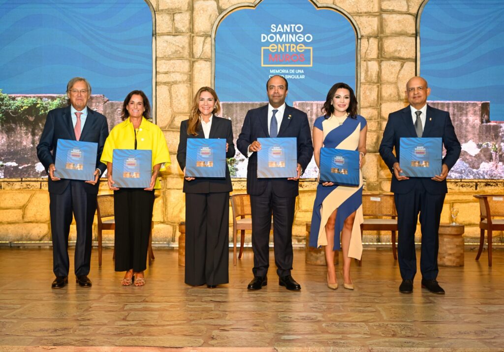 Desde la izquierda, embajador del Reino de España, Antonio Pérez-
Hernández y Torra, su esposa Pilar Lladó; la alcaldesa del Distrito Nacional
Carolina Mejía; el presidente ejecutivo de Banreservas, Samuel Pereyra; su
esposa y presidente del Voluntariado de la institución financiera, Noelia
García de Pereyra, y el presidente de la Fundación Erwin Walter Palm, José
Enrique Delmonte.