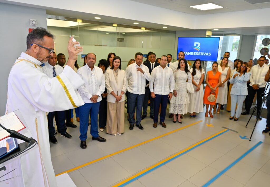 El diácono Pedro Contreras bendice la inauguración de la nueva oficina de
Banreservas en Plaza Paseo del Mar, en Bávaro, encabeza el evento el
presidente ejecutivo, Samuel Pereyra.