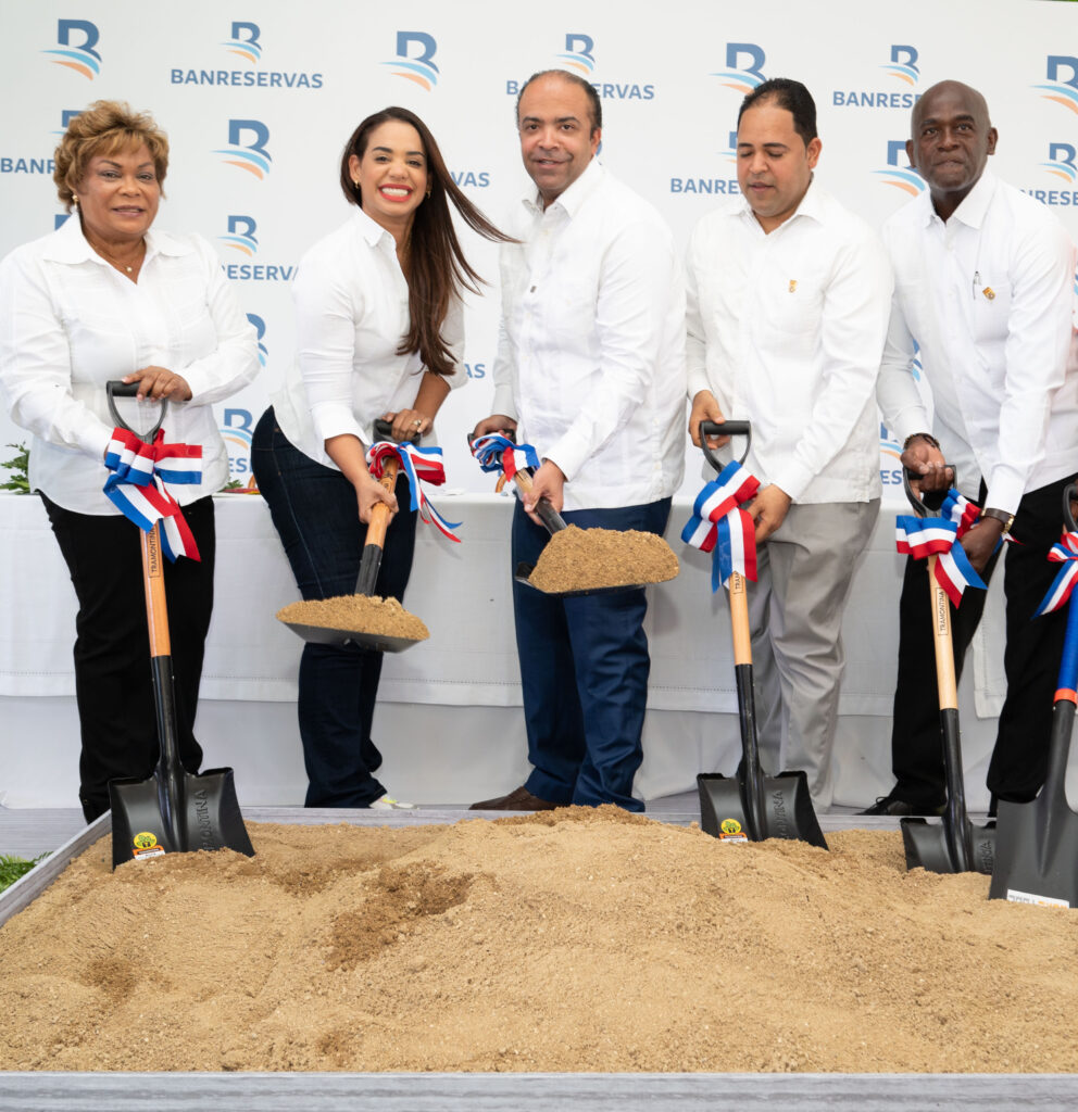 Samuel Pereyra, presidente ejecutivo de Banreservas y Betty Gerónimo,
alcaldesa de Santo Domingo Norte, dejan iniciados los trabajos de
remozamiento simultáneo de los parques Galindo y Los Congos, en Villa Mella.
Los acompañan Lucrecia Leyba, gobernadora de Santo Domingo, y Edward
Rosario, presidente de la Sala Capitular SDN.